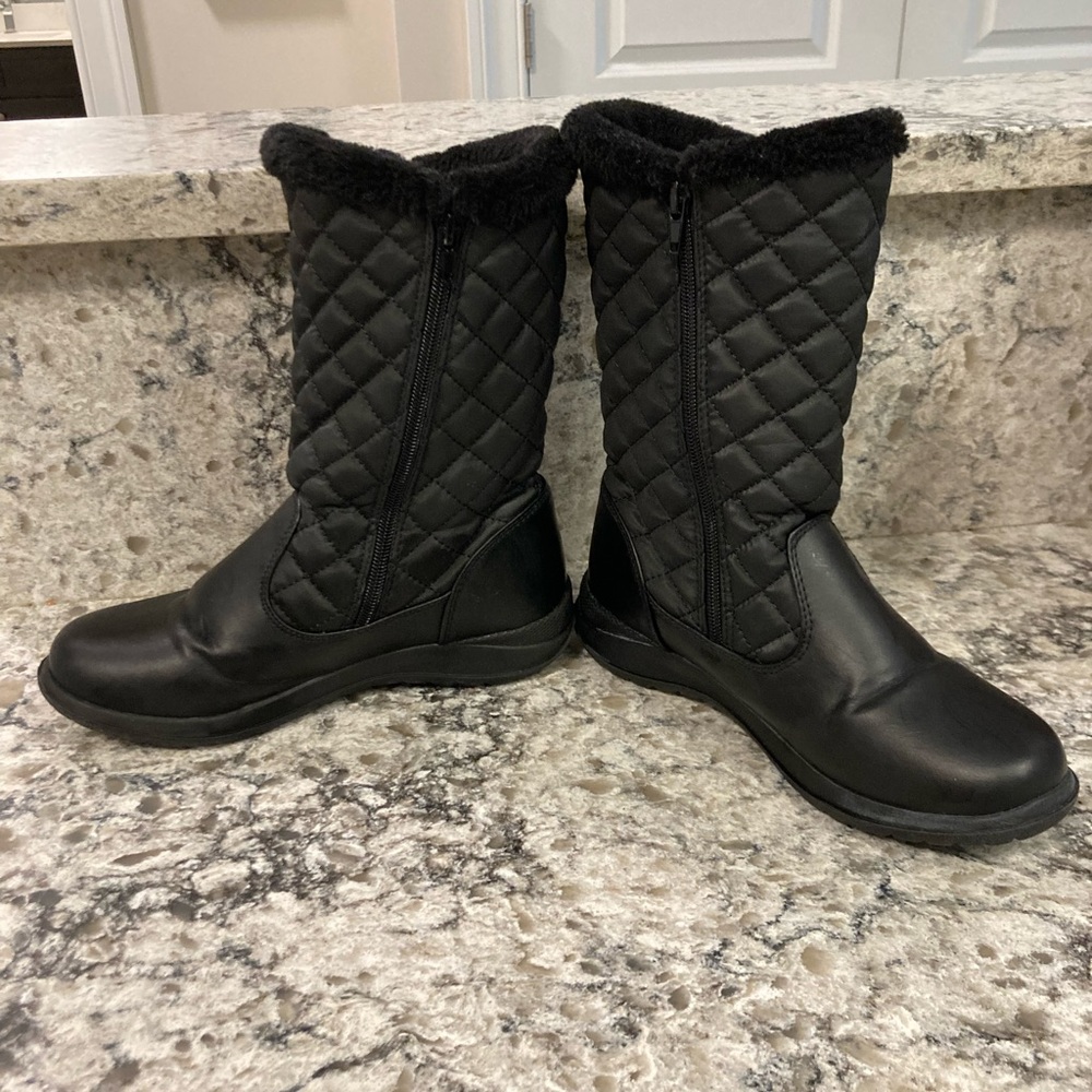 Size 6 Weatherproof Black Winter boots. Faux fur lined.